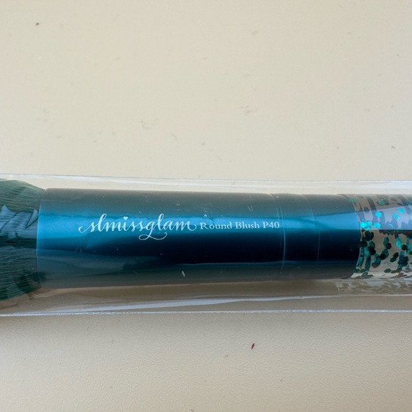 Make Up Bundle Eyeshadow Lip Treatment Brushes
Set of 6 - Picture 8 of 14